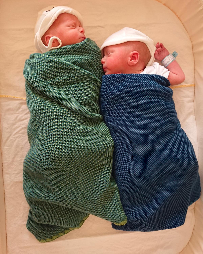 Zwei Babys schlafen ruhig dank Säuglingspflege