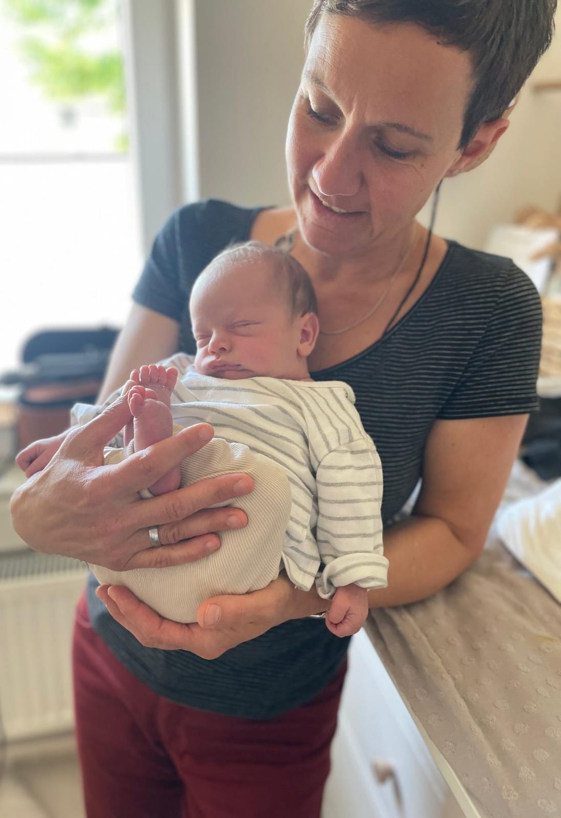 Hebamme Kathrin Becker mit Baby im Arm